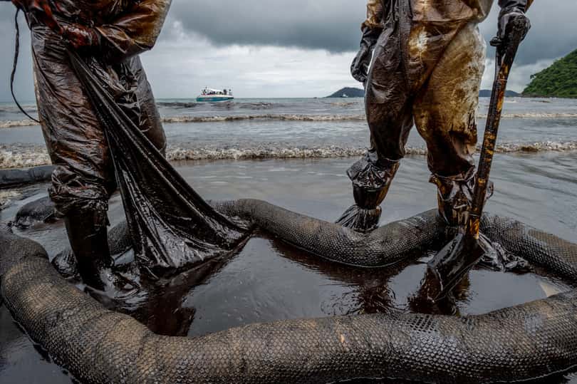 oil rig leak spill beach