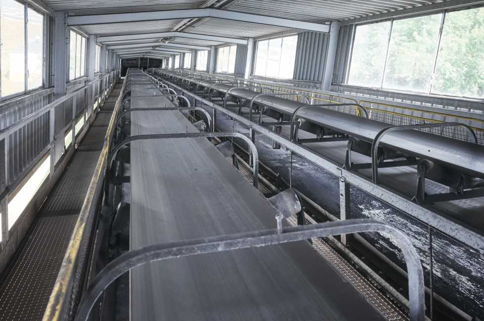 Conveyor belt with release liners transporting coal in a heating plant