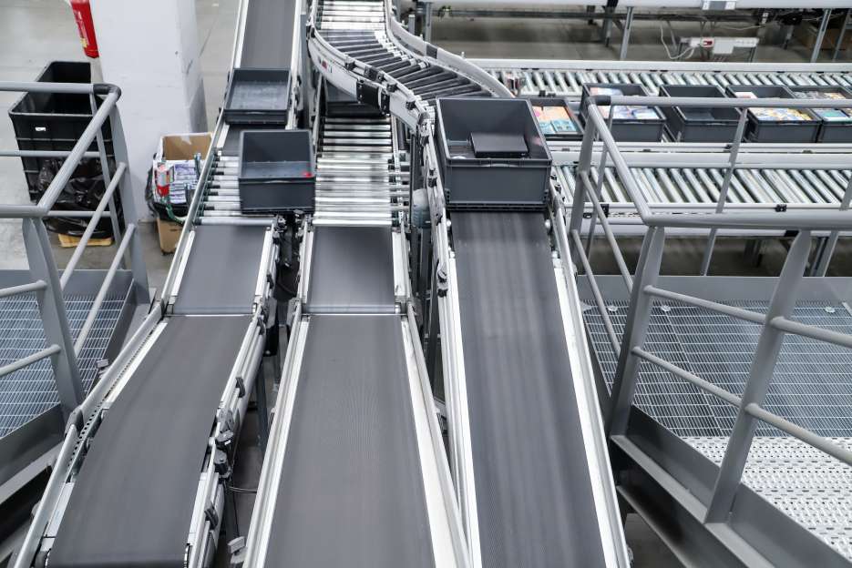 Conveyor belts with silicone-release liners inside a logistics warehouse